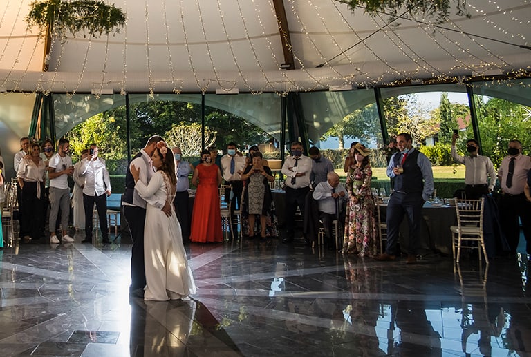 La boda de Sara & Pablo con Montesqueiro Catering en Pazo Libunca: ¡EL AMOR EN TIEMPOS DE COVID!