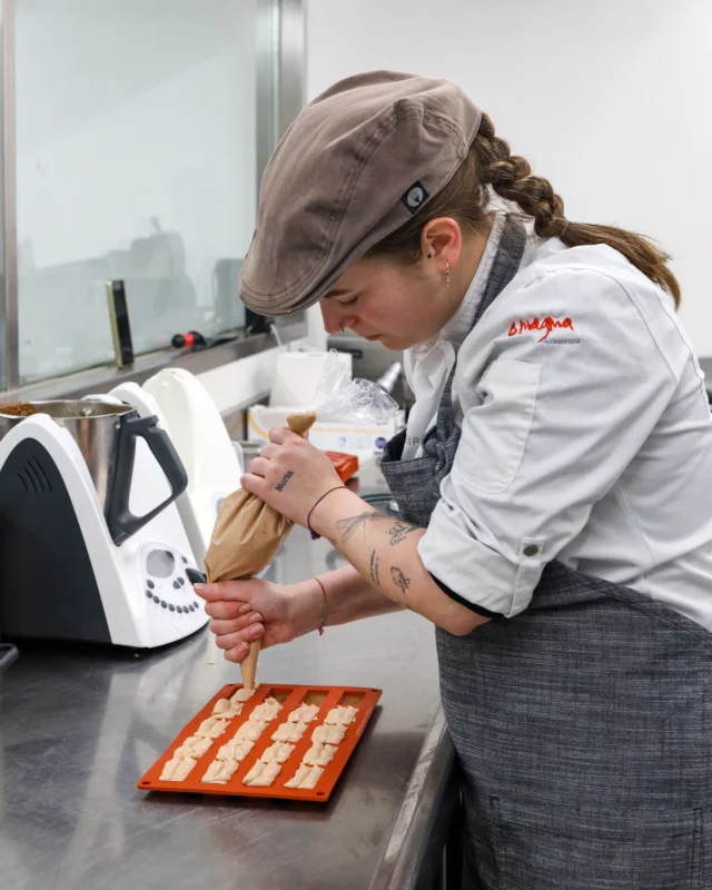 Detrás de cada evento, boda o catering tenemos un equipo de cocina que cuida cada detalle: desde la materia prima hasta la presentación final 🥰
 
 
#grupomontesqueiro #fincamontesqueiro #cocinareal #comidareal #coruña #oleiros #coruñasemueve #coruña