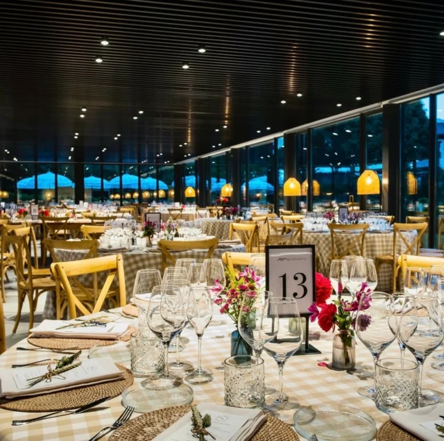 En el corazón de Pazo de Xaz, el Salón El Pinar ofrece un entorno rodeado de naturaleza y calma, perfecto para disfrutar en equipo. 
 
Estas Navidades es el lugar ideal para celebrar tu comida o cena de empresa con la calidad de Grupo Montesqueiro 💫 
 
Más información y reservas: 
👉🏻eventos@montesqueiro.com 
👉🏻981 90 44 55 
 
 
 
#grupomontesqueiro #oleiros #coruña #coruñasemueve #cenasdeempresa #cenadenavidad